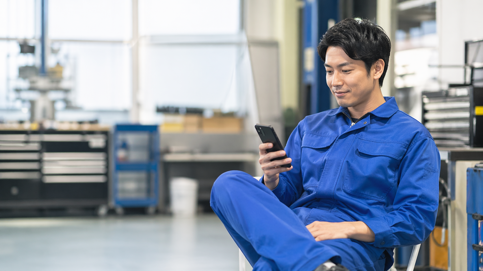 落ち着いた状態でスマートフォンの内容を確認するシーン